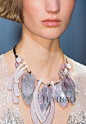 2017春夏米兰时装周：乔治·阿玛尼 (Giorgio Armani) 女装秀珠宝细节图