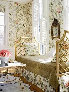 这是一个可爱的图案，有各种形状和大小的鲜花，藤蔓和鸟类。 这种模式有一种快乐，可以解除任何房间的情绪。 将这篇文章与鲜明的现代家具搭配在一起，为这款永不过时的图案带来时尚感。 27“宽壁纸的价格是4.5码长的单卷，但仅售出9码双卷。单卷覆盖率| 30.37平方英尺每平方英尺成本| $ 2.37