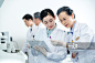 医学专家做研究分析正版图片素材