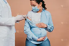 接种covid-19病毒疫苗的人，接种抗冠状病毒疫苗