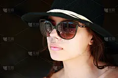 戴着帽子和太阳镜的漂亮女人