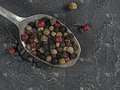 灰色背景上的彩色胡椒勺