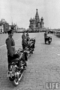 [] 【老照片：1958年莫斯科五一劳动节大游行】苏联军用摩托车