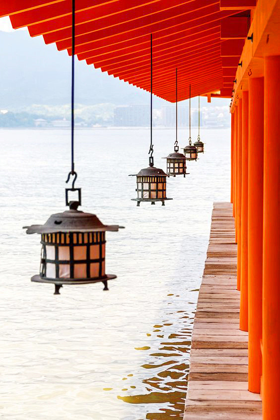 Itsukushima-jinja te...