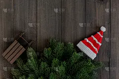 圣诞冷杉树枝和圣诞老人的帽子在黑暗的乡村木制背景与复制空间的文本