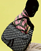 Dior Men S/S 2021 Campaign 迪奥春夏男装包袋配饰大片，Kim Jones携手艺术家Amoako Boafo合作，纯色背景和花卉装饰搭配黝黑肤色，恣意蓬勃的夏季风尚。

摄影: Rafael Pavarotti   ​​​​