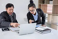 团队合作，商业伙伴会议和讨论新项目的投资和销售业绩，财务和商业战略概念