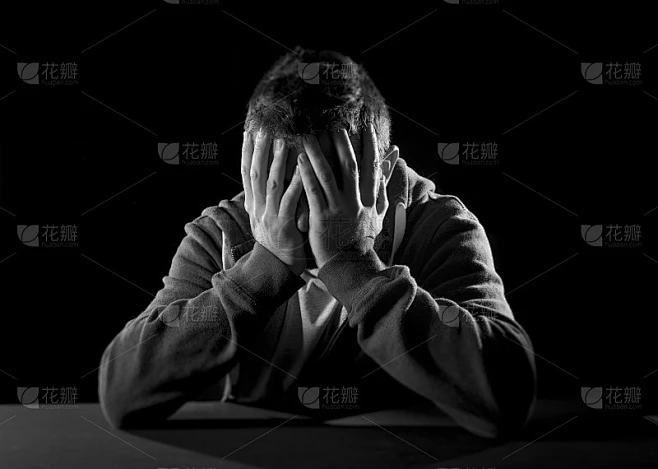 绝望的人承受着情感上的痛苦，悲伤和深深的沮丧图片_精力瓶图片素材-花瓣网