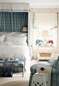 淡蓝色花纹的壁纸,淡蓝色的沙发,淡蓝色的床帘...让心很平静~ #卧室#