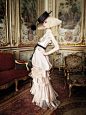 2007年VOGUE凡尔赛宫大片。模特身穿Dior、Chanel和Gaultier等华丽裙装，来一场时尚与古典的对决。 ​​​​