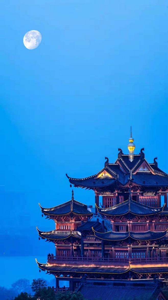 月上中天