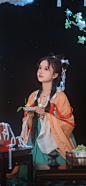玉颗珊珊下月轮，
殿前拾得露华新。
采集@别致的七