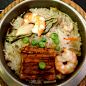 奈良特制七种釜饭（奈良七種釜めし）【志津香（公園店）】：全景，打开釜锅取用后...一定要把盖子盖紧。这样才可以让蒸气将锅粑软化，我们吃到最后时，才能将那些锅粑轻易的从锅壁上刮下来，这贴釜的锅巴仅有浅浅一抹，而且不干硬反而脆脆的带点焦香。
（点击图片查看详细地址）