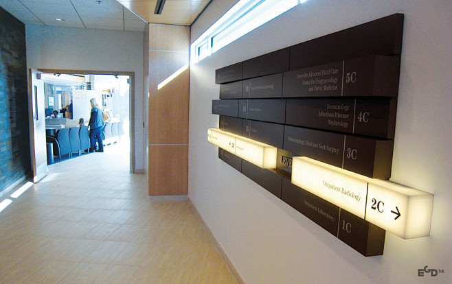 堪萨斯大学医学院的医疗办公楼指示系统设计
