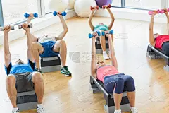 教练在健身班用哑铃做踏步有氧运动