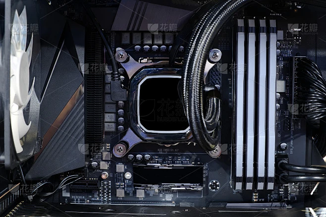 近距离冷却泵CPU插座和四通道RAM DDR4安装在现代主板上，内部台式电脑机箱和DIY，计算机和电素材-花瓣网