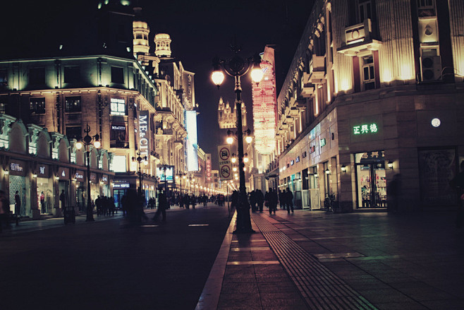 灯火辉煌的街道