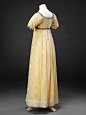 #19th-Century Fashion#
一套1815年的帝政长裙，由亮黄色的真丝衬裙和白色的平纹细布罩裙组成。罩裙上点缀着金线刺绣，随着时间的流逝金线已失去光泽，但在两百年前的晚会烛光下，这条裙子一定闪烁着星辰一般的光芒✨
via thejohnbrightcollection ​​​​