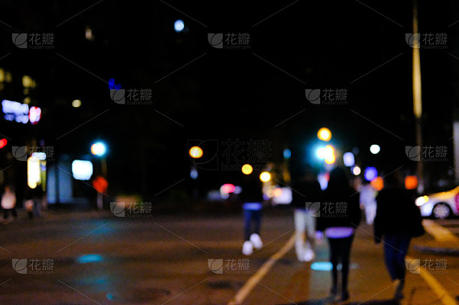 傍晚在市中心散步的人们