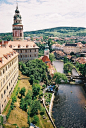 Český Krumlov, Czech Republic。捷克克鲁姆洛夫，位于南波西米亚的迷人小镇克鲁姆洛夫是世界上最美的几座城市之一。它被宽阔蜿蜒的伏尔塔瓦(Vltava)河环抱着，在河谷的对岸以城堡为中心的中世纪的城市一望无边，令人惊叹。大部分建筑建于14世纪到17世纪之间，多为哥特式和巴洛克式风格。整个小镇被流经该处的马蹄铁形的、宽阔蜿蜒的伏尔塔瓦河环抱着，而著名的城堡则建在河的对岸，风采依然。登高远眺，以城堡为中心的中世纪城市一望无边，令人惊叹。1992年，联合国教科文组织宣布授予它世界文化和自