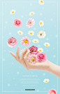清新色调 手拿鲜花 零星花朵 不同颜色 青色背景 鲜花主题海报PSD_平面设计_海报