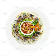 清蒸的盘古斯鱼焯水(新鲜的海多莉鱼煮)顶部香脆蒜配辣味海鲜酱泰国风味