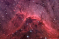 鹈鹕星云是一个位于天鹅座内大型且复杂的恒星形成区之一部分。大小数光年的宇宙尘埃云看起来就像是隆起的山丘。由高温恒星的辐射与恒星风雕塑出这惊人的外形，它所呈现红色的色彩主要是由氢原子气体产生的。By:RussellCroman