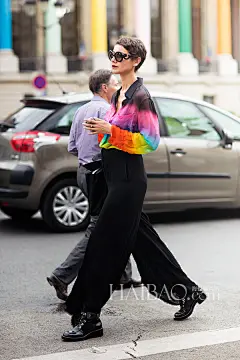 【图】又酷又有气质！《Vogue》杂志乌克兰版时尚编辑Julie Pelipas街拍合辑：Hold得住简约廓型，玩得转层次混搭！_第2页_欧美街拍_海报时尚网