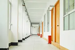 教室走廊校园建筑风景摄影图