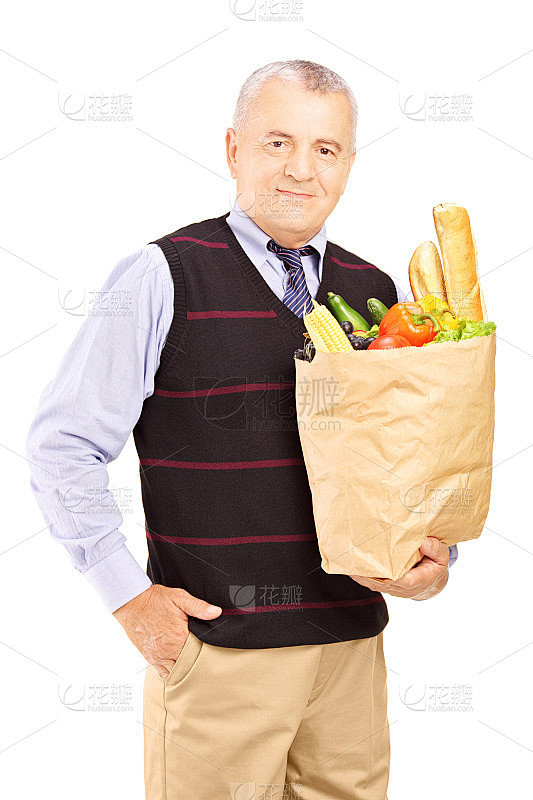 一位先生拿着一个装满食物的纸袋
