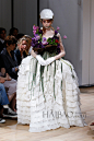 睥睨俗世的性感傲骨！山本耀司 (Yohji Yamamoto) 2015春夏女装秀，海报时尚网带你亲临2015春夏巴黎时装周_第13页_Yohji Yamamoto
