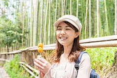 在日本京都吃饺子的亚洲女人