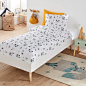 Caradou sans couette Forest Camp : Le caradou sans couette FOREST CAMP, un imprimé de petits dessins naïfs et ravissants noirs sur fond blanc.Idéal pour lits superposés ou pour lits d'appoint ! La housse de couette et le drap-housse sont reliés par une fe