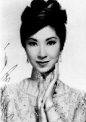 古典美人 乐蒂（1937年8月29日－1968年12月27日），本名奚重儀，原籍上海浦東。乐蒂出生于上海四马路迎春坊，因排行第六，故小名“六弟”，是家中的老么及遗腹女，上有大姊及三名兄长，其三哥雷震（原名奚重俭）为着名国语片演员，而五姊因病早夭。乐蒂父亲是上海建筑业老字号「奚福记营造厂」第三代传人奚兆年，在她出生前一星期在南京路大三元酒家门前被日军空投的炸弹炸中身亡，奚兆年在乐蒂出生前原以为是一名男孩，预先取名「重义」，乐蒂出生后将「重义」改成女性化的「重仪」