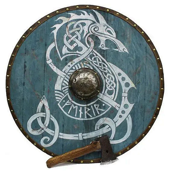 复古的维京盾牌。主题是奥丁的乌鸦与海兽