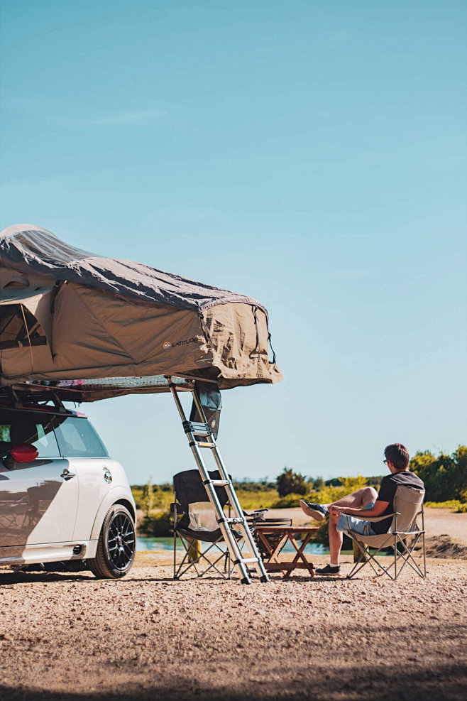 Roof tent on car whe...