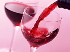 酒水与酒杯特写高清壁纸桌面壁纸3