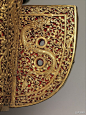 《藏督的金鞍》这是一套具有悠久历史的西藏传统马具，其中包括：鞍、箍筋、辔、兜带、马蹬、流苏马铃...这只绿松石镶嵌鎏金的马鞍制作于德格（Derge），该地区以金属工艺闻名于世。已知的晚期德格最著名的作品，是为西藏贵族Yuthok Tashi Dundrup （1906–1983）制作的金鞍，他于1942年担任藏区总督。