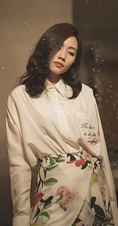 【刘惜君最新写真曝光 直视镜头目光深邃】壁纸 明星 美女 女神 服饰 写真 妆容 街拍