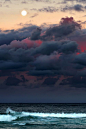 Moonrise Surfing by Martin Zariquiey (Website): 