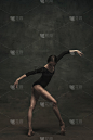 年轻优雅的芭蕾舞演员被孤立在黑暗的背景中。艺术，运动，动作，灵活性，灵感概念。
