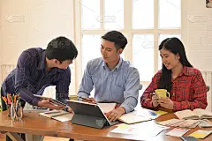 设计师平面创意团队工作平板电脑设计。