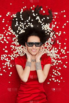 戴着3D眼镜看电影的女孩