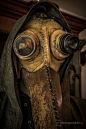 “Plague doctor” 瘟疫医生，在黑死病泛滥的时期，他们中的很多都是靠招摇撞骗来敛财的赤脚医生。当然，其中也不乏非常杰出的医生。他们通常都身着油布制成的厚重外套，戴着黑色的皮手套，脸上戴着镶有护目镜的鸟嘴面具，鸟嘴内塞着棉花、樟脑、薄荷、姜，以净化吸入的空气..
