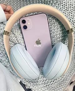 还是买了 iPhone 11 紫色 真的太可爱辽！ : 前一篇贴子一直纠结买哪个，最后还是选择了11的紫色，这个颜色一定一定要去现场拿实物看呀，太梦幻了！！ 打算随便看看的，没想到店里就有货，于是就直接买啦。很多人说加了壳子都一样，但我觉得漏一点点紫色超好