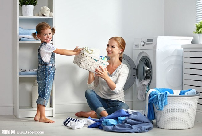 正在洗衣服的母女图片