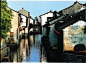 【中国最美的十大古镇】第五位：周庄 位于上海、苏州、杭州之间。全镇依河成街，桥街相连，深宅大院，重脊高檐，河埠廊坊，过街骑楼，穿竹石栏，临河水阁，一派古朴幽静，是江南典型的小桥流水人家。