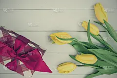 妇女节的名片。平铺着黄色的郁金香，礼盒