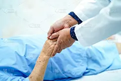 在护理病房对亚洲老年或老年妇女病人给予爱，照顾，帮助，鼓励和同情:健康，强烈的医疗理念