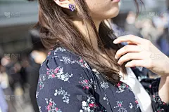 都会を歩く可愛い女性